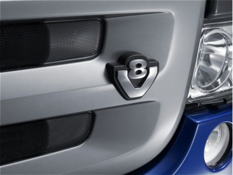 Emblemat z oznaczeniem silnika V8