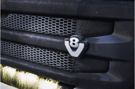 Emblemat z oznaczeniem silnika V8