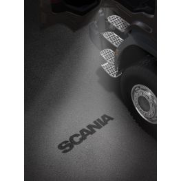 2493646 Scania 迎賓燈右側 - Scania 文字標記。