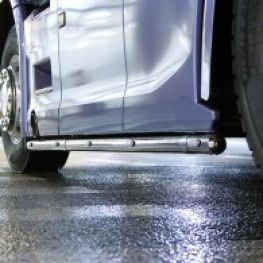 Przednie-boczne pasy oświetlenia ze stali nierdzewnej – METEC – do serii Scania NTG.