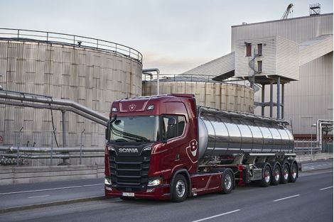 Reflekterende sølvfarget V8-dekor.